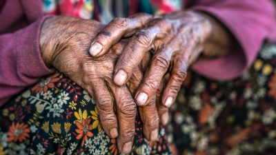 Hände einer alten Frau in Myanmar