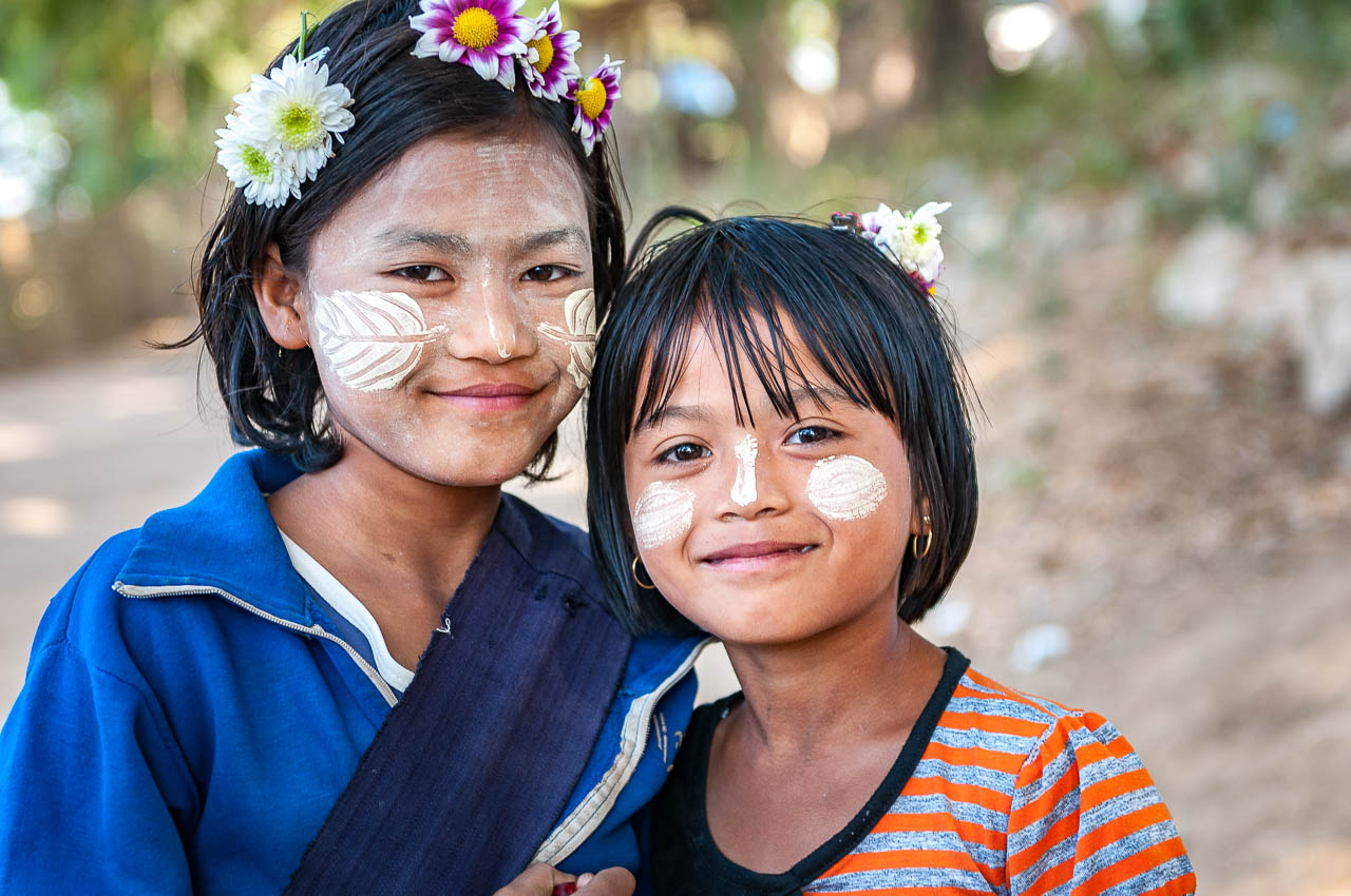 Kinder mit Tanaka-Paste in Myanmar