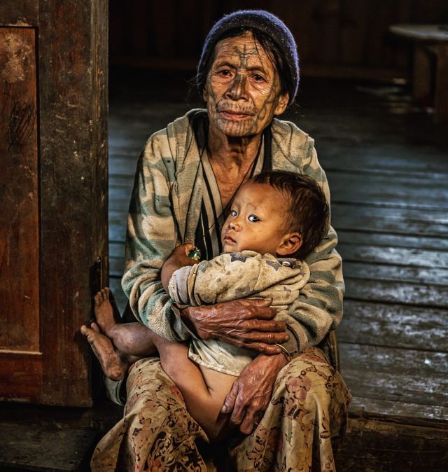 Grandmother with her grandchild in Chin State #myanmar 
I am still thinking of what happens in Myanmar. It’s a tragedy! 😢
#freemyanmar #freeburma #myanmartravel #thepeoplewemet #atlasofhumanity #people_and_world #people_infinity #kings_third_age #neverstoptravelling #travelphotography #traveltheworld #reisefotografie #portraitphotography #portraits_ig #documentaryphotographer #documentaryphotography #reportagephotography #photoreportage #peopleoftheworld