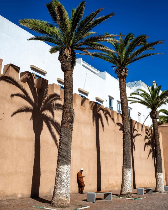 This is a photo from Essaouira, Morocco and it’s part of my first ‚reel‘ on Instagram. But for my liking it’s a bit too fast gone there. So I decided to post it separately again …#essaouira #streetphotography #streetphotographers #streetphotographer #travelphotography #reisefotografie #streetdreamsmag #streetphotographyinternational #streets_storytelling #streets_vision #streetmoment #storyofthestreet #streetphotographerscommunity #thepeoplewemet #peopleinthe_world #people_and_world #people_infinity #peopleoftheworld