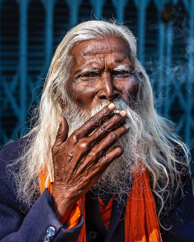 Today is the international non smoking day of the WHO and here is my picture contribution.
I have shot this particular portrait in Varanasi on the street.
I was a heavy smoker myself when I was young, but I stopped smoking approx. 30 years ago. It is extremely unhealthy and I feel the habit of smoking becomes more and more unusual in Germany.
Still I have to admit that as a photographer I sometimes love to portrait people who smoke. 😔
What is your opinion on this topic?
#internationalnonsmokingday #nonsmoking #nonsmokingday #indiapictures #indiashutterbugs #portraits_vision #portraitmood #portraitpage #portraits_ig #portaitsfromtheworld #streetportraits #poeple_infinity #people_and_world #people_infinity_ #reisefotografie #fivestars_people