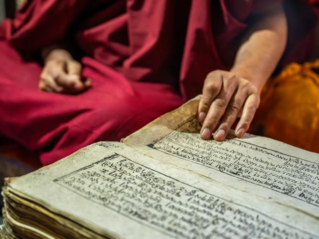 Ein berührendes Erlebnis in Ladakh: ein Lama in einem der buddhistischen Klöster ist zunächst gar nicht begeistert davon, dass ich ihn fotografieren möchte. 
Nach einem längeren Gespräch wird er aber immer freundlicher und zeigt uns schließlich, in der faszinierenden Bibliothek des Klosters, 400 Jahre alte handgeschriebene Bücher. Am Ende unseres Treffens machen wir sogar eine gemeinsame Kurzmeditation zusammen. 

A touching experience in Ladakh: a lama in one of the Buddhist monasteries is not at all enthusiastic at first that I want to take his picture.
After a long conversation, however, he becomes more and more friendly and finally shows us 400-year-old handwritten books in the fascinating library of the monastery. At the end of our meeting, we even do a short meditation together.

#thepeoplewemet #buddhism #encounters #ladakhadventure #ladakhdiaries #meditation #travelphotography #traveltheworld #reisefotografie #angelbirdcreatives #gbv_vortraege