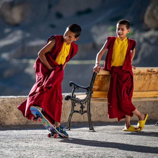 Ich habe nicht schlecht gestaunt, als diese jungen Novizen in einem der ältesten buddhistischen Kloster Ladakhs auf 3.500 Mtern mit ihrem Skateboard üben gesehen habe! Und dann habe ich mich selbst gefragt, warum ich eigentlich so erstaunt bin!? Denn natürlich sind es ja auch ganz normale Jungs, die sich austoben wollen.  I was amazed when I saw these young novices practising with their skateboards at 3,500 metres in one of the oldest Buddhist monasteries in Ladakh! And then I asked myself why I was so amazed!? Because of course they are just normal boys who want to let off steam.  #moderntimes #skateboard #skater #skatelife #skateboards #travelphotography #thepeoplewemet #peopleareawesome #boyslife #people_infinity #reisefotografie #gbv_vortraege #angelbirdcreatives #monks