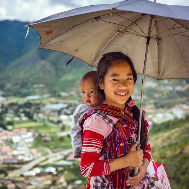 Heute ist der internationale Mädchentag (auch #weltmaedchentag ), den die UNO initiiert hat, um auf die weltweit vorhandenen Benachteiligungen von Mädchen hinzuweisen. Mein Foto stammt diesmal aus Bhutan.  Today is #internationalgirlsday (also known as #worldgirlsday ), initiated by the UN to draw attention to the disadvantages girls face worldwide. My photo this time comes from Bhutan.  #girlsday #travelphotography #thepeoplewemet #people_infinity #difficultlife #childhoodchallenge #reisefotografie #gbv_vortraege #angelbirdcreatives