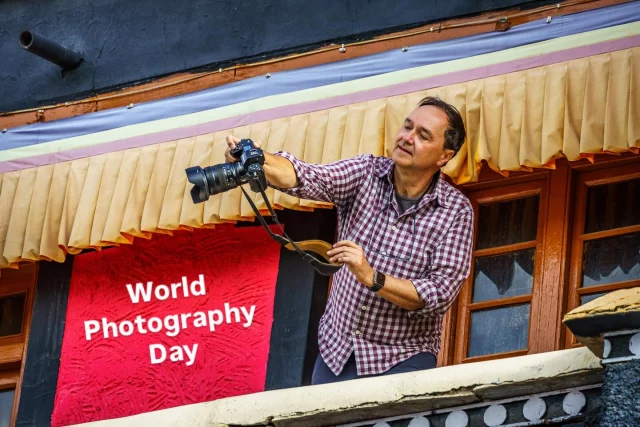 Heute ist der #worldphotographyday 
Für mich ist Fotografie nicht nur eine Leidenschaft, sie hat meinen Blick auf die Welt verändert und mir viele Interaktionen mit fremden Menschen ermöglicht.
Bruno Barbey hat es so ausgedrückt: 
„Photography is the only language that can be understood anywhere in the world.“  Was bedeutet Fotografie für dich?  #reisefotografie #gbv_vortraege #mobjects #angelbirdmedia #angelbirdcreatives #kasefilters #grenzgang #exploraevents #mitfotosgeschichtenerzählen #begegnungen #fotografie