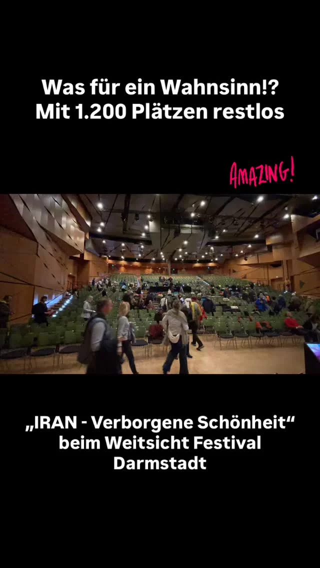 Was für ein Wahnsinn! Bei unserem Vortrag gestern beim @weitsichtfestival in Darmstadt war das Darmstadium mit 1.200 Zuschauer:innen ausverkauft - und wir wurden mit Standing Ovations belohnt! 
Ein unglaublicher „Gänsehautmoment“! 😊
Ganz herzlichen Dank an Jens Steingässer und das Team vom Weitsicht Festival für die Einladung und die tolle Organisation - und ein super herzliches Dankeschön an dieses großartige Publikum! 
Ihr wart fantastisch! 🙏❤️  #gbv_vortraege #weitsicht #weitsichtfestival #reisefotografie #mobjects #angelbirdcreatives #angelbirdmedia #kasefiltersde #multivisionsshow #livereportage #reisereportage