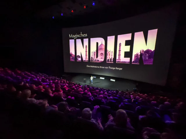 Was f&uuml;r ein gro&szlig;artiger Abend im ausverkauften Filmtheater Verkehrshaus, Luzern!
Vielen Dank an @exploraevents und ein tolles Publikum! Es hat mir sehr viel Spa&szlig; gemacht, meinen Blick auf das &bdquo;Magische INDIEN&ldquo; zu teilen - und das auf einer Leinwand von 25,5 x 14 Metern! 🤩  #indiaphotoproject #indiaphotosociety #indiatravel #indialove #india_clicks #indiapictures #incredibleindia #reisefotografie #reportagefotografie #multivision #livereportage