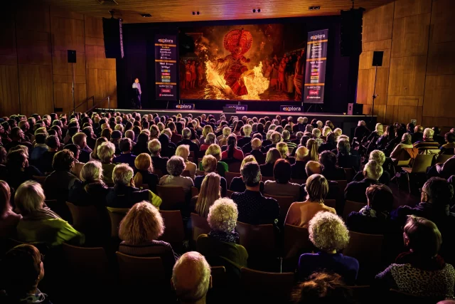 Was f&uuml;r ein sch&ouml;ner Abend im Theater Spirgarten, Z&uuml;rich.
360 Zuschauer:innen sind gekommen und haben sich f&uuml;r meinen Blick auf das &bdquo;Magisches INDIEN&ldquo; begeistern k&ouml;nnen.
Ganz herzlichen Dank an ein gro&szlig;artiges Publikum und das Team von @exploraevents !
Vier Termine kommen &uuml;brigens noch:  04.12. Winterthur - Gate 27 (HEUTE!)
05.12. Bern - Aula des freien Gymnasiums
06.12. Thun - Burgsaal
07.12. Aarau - KUK Saal 1  Alle Infos und Tickets bei Explora:
https://www.explora.ch/programm/indien  #india #theyyam #reisefotografie #reportagefotografie #reisereportage #livereportage #indien #incredibleindia #gbv_vortraege