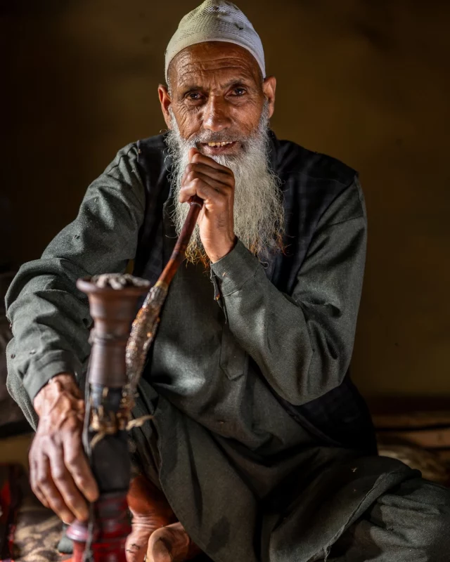 Zur&uuml;ck aus Kaschmir und Ladakh, bin ich dabei meine Bilder f&uuml;r ein neues Projekt zu sichten. Da sind nicht nur sehr sch&ouml;ne Sachen dabei, es ruft mir auch manch sch&ouml;ne Begegnung in Erinnerung! 😃  Wer mal mit mir in diese faszinierende Region reisen m&ouml;chte, sollte sich die Fotoreise im n&auml;chsten Jahr ansehen. Noch gibt es ein paar freie Pl&auml;tze:  https://reisefotografie.de/category/fotoreisen/fotoreisen-2027/  #kashmir #reisefotografie #fotoreise #himalaya